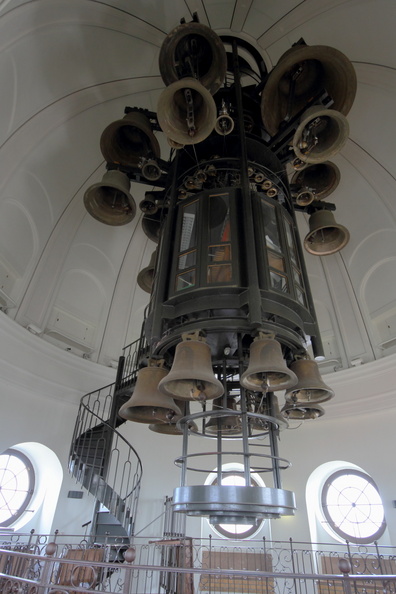 Carillon avec cabine pour le musicien, suspendu sous le toit du Französischer Dom à Berlin. franzosischer_dom_carillion.jpg