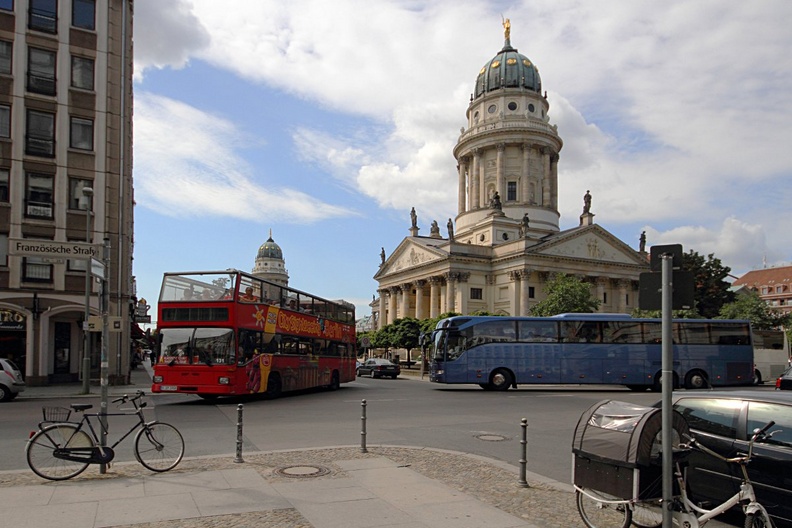 Vue du Französischer Dom et de cars panoramiques pour touristes, à Berlin. franzosischer_dom_cars.jpg