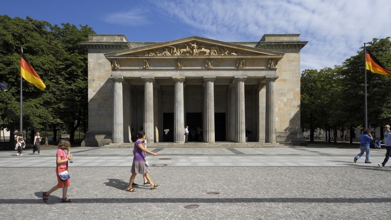 Conçu par l'architecte Karl Friedrich Schinkel, ce monument en 1818 sur l'avenue Unter den Linden, pour commémorer les soldats prussiens tombés lors des guerres Napoléoniennes. Aujourd'hui, le Nouvel Eveil est un dédié de façon plus générale aux catastrophes de l'histoire allemande et à la violence politique. De facture extrêmement classique à l'extérieur, l'intérieur du bâtiment est vide à l'exception d'une statue solitaire de Käthe Kollwitz, qui représente une mère tenant son fils décédé. Symbole des malheurs et tragédies de la guerre. neue_wache.jpg