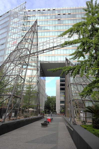 Centre commercial, avec volières demi-coniques! Entre le Kurfürstendamm et Zoologischer Garten. neues_kranzler_eck.jpg