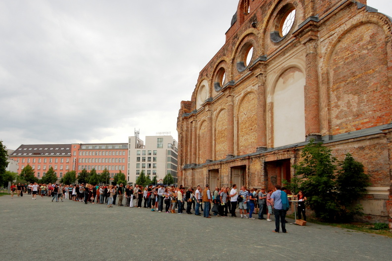 Réminiscence des privations de la guerre ou de l'époque de la R.D.A? Les Berlinois se prennent encore à former de longues files à proximité de ruines... queue_berlin.jpg