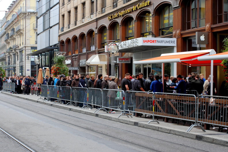 Une longue queue de clients se presse pour acheter l'iPhone5, à la rue du Rhône. Les files sont soigneusement encadrées par des barrières métalliques et organisées en groupes. iphone5_geneve.jpg