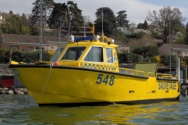 Vedette 548 de la Société de Sauvetage Suisse Belotte-Bellerive. 1000 heures de travail pour le chantier naval Alu, Acier, Service, Marine (A.A.S.M) de Longueville (Granville, Manche, France). La vedette de plus de 3 tonnes atteint 75 km/h, et est équipée d'une motopompe pour les incendies, caméra thermique, sondeur, GPS.
sauvetage_capite.jpg