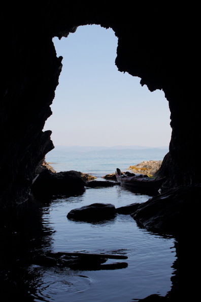 Petite grotte à moitié à flot sur l'îlot du Petit Sarranier au Sud-Est de Porquerolles. grotte_petit_sarranier_porquerolles.jpg