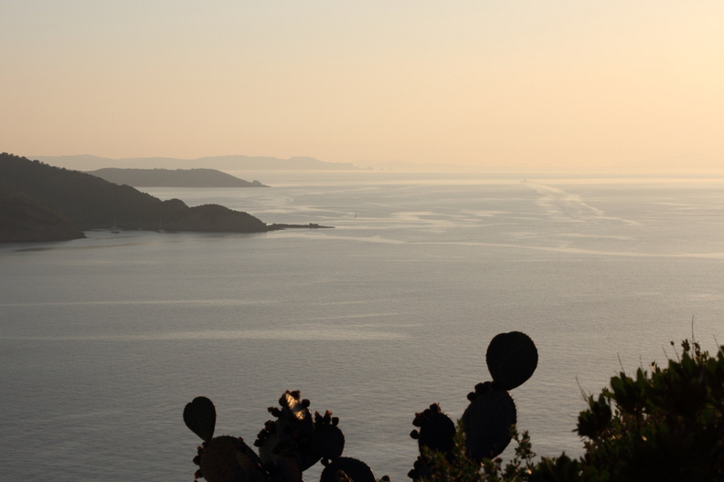 Ile du Levant: le soir tombe sur Héliopolis; vue sur les îles de Port-Cros et de Porquerolles à l'horizon. heliopolis_levant_vue_port_cros_porquerolles.jpg