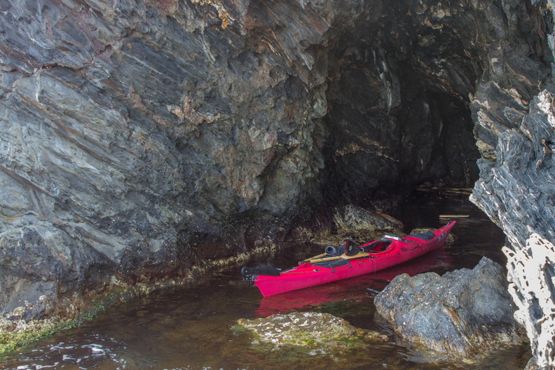 Une mini grotte se cache sur le rocher du Petit Sarranier au Sud-Est de Porquerolles. petit_sarranier_grotte.jpg