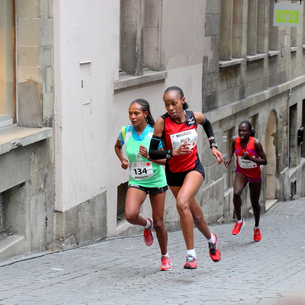 Jane Muia, Kenya, devant l'Ethiopienne Ifa Merertu. Le trio de tête des élites dames. Les positions ne changeront pas à l'arrivée. course_escalade_elite_dame_tete_course.jpg