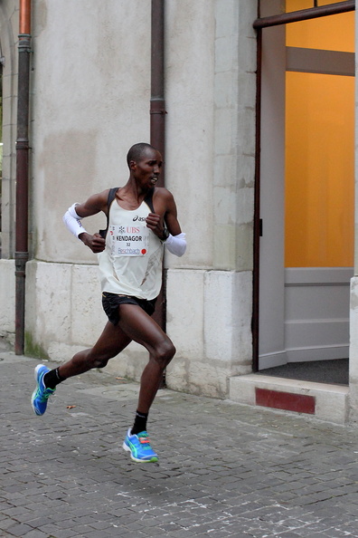 Jacob Kendagor a nettement pris la tête de la course de l'Escalade 2012, catégorie élites hommes, ici au 3ème tour. course_escalade_elite_homme_kendagor_2.jpg