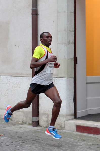 Ezechiel Nizigiyimana, 2ème à l'arrivée, ici en train de reprendre du terrain lors du tour final de la course de l'Escalade 2012, catégorie élites hommes. course_escalade_elite_homme_poursuivant.jpg