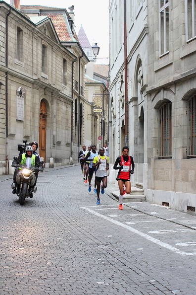Poursuivants, 2ème tour de la course de l'Escalade 2012, catégorie élites hommes. Au premier plan, Tadese Abraham, qui finira 3ème. course_escalade_elite_homme_poursuivants.jpg
