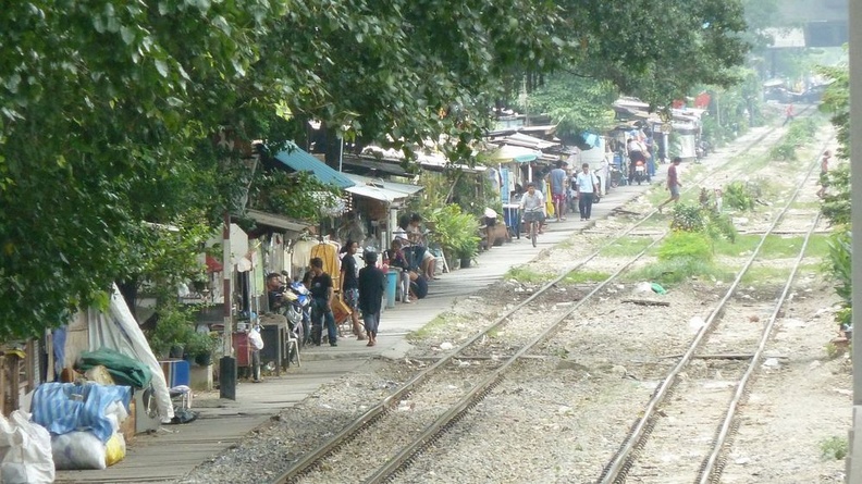 Vue des cabanes aménagées le long de la ligne de train sous l'arrêt de l'Airport Link de Ratchaparok. Cela ressemble assez à un bidon-ville, mais certaines de ces cabanes sont d'une propreté étonnante à l'intérieur, avec carrelage vernis! bkk_09.jpg