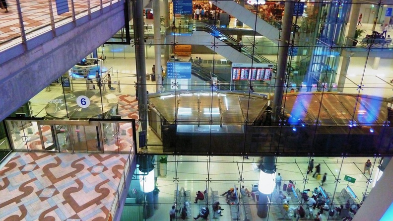 Suvarnabhumi. Rappelle un peu la Gare de Berlin avec tout ce verre et la vue sur les différents niveaux (des sociétés allemandes ont participé à cette réalisation, avec quelques complications paraît-il). bkk_10.jpg