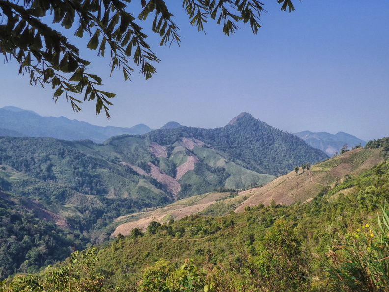 Vue depuis le point de vue sur la route d'accès à Doi Phu Ka, entre les kilomètres 28 et 33. doi_phu_ka_2.jpg