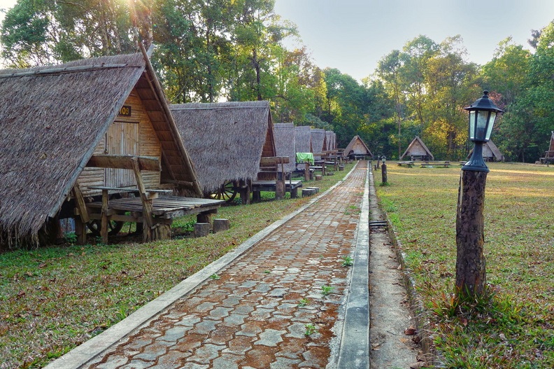 Ces petits bungalows sur roues sont très rustiques. Le parc offre aussi des bungalows bien plus confortables, pour 6 personnes même si on est seul, mais relativement abordables. doi_phu_ka_bungalows.jpg
