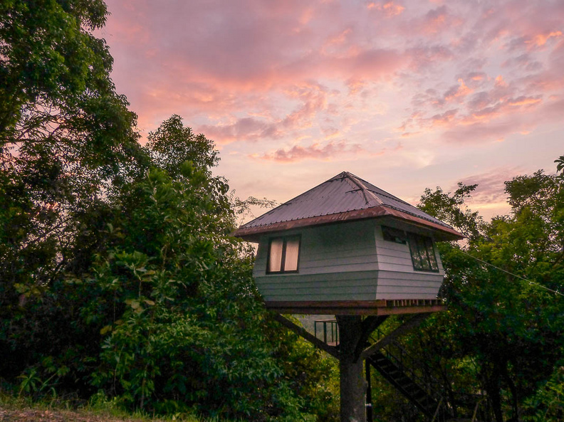Ces petites cabanes perchées en hauteur sont relativement confortables, avec douche intérieure! ngao_waterfall_bungalow.jpg