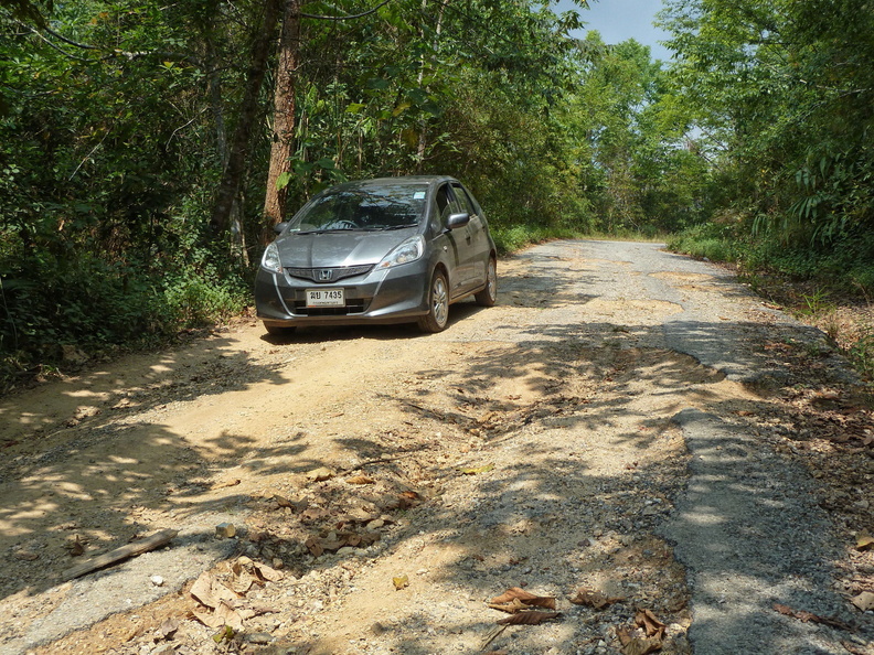 La photo ne rend pas justice à ces ravines profondes de plus de 30 cm qui parsèment les petites routes montagnes... la pente aussi est souvent particulièrement raide ! routes_mousson.jpg