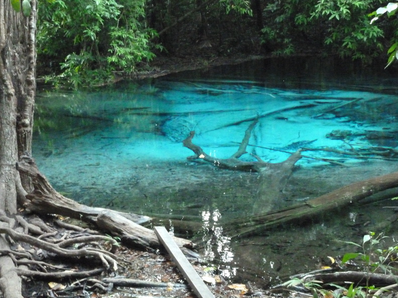 Vue du petit plan d'eau, quelques centaines de mètres au-dessus du lac Morakot, lui aussi décoré par ces pigments naturels qui lui donnent une jolie couleur bleue. sra_morakot.jpg