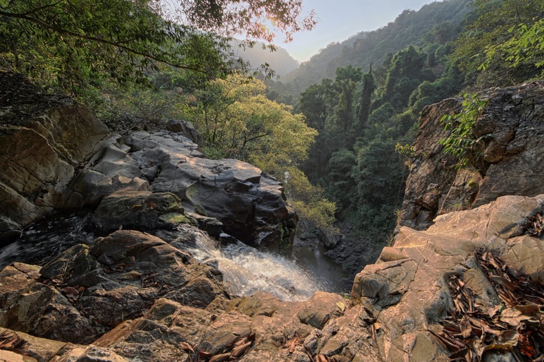 Vue du sommet de la cascade de Tamnang. Pour y parvenir, prendre le sentier raide qui part sur la droite, 100m environ avant d'arriver au pied de cette même cascade. Un peu dangereux sur la fin, même en saison sèche, si les gardes n'entretiennent pas le chemin.
En saison sèche, une cuvette se forme juste derrière le rocher au 1er plan, et permet de se baigner tout en jouissant de la vue de cette vallée ! A vos risques et périls ! sri_pan_nga.jpg