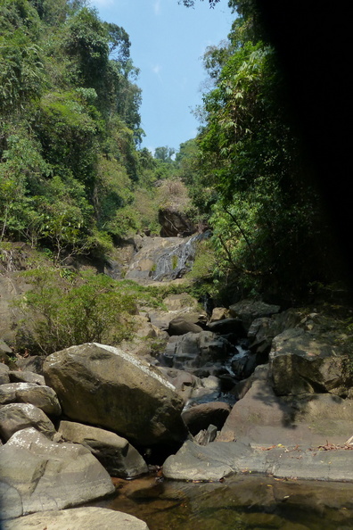 Peu après le camp la piste s'enfonce dans la forêt. Sur la gauche un panneau en Thai marque la position d'un ancien sentier qui longe un petit cours d'eau. Le sentier n'était guère praticable en 2013, mais il était possible de remonter le lit de cette rivière - au moins en saison sèche! Plus haut, de petites cascades permettent de se rafraîchir dans de petits bassins naturels. sri_pan_nga_5.jpg