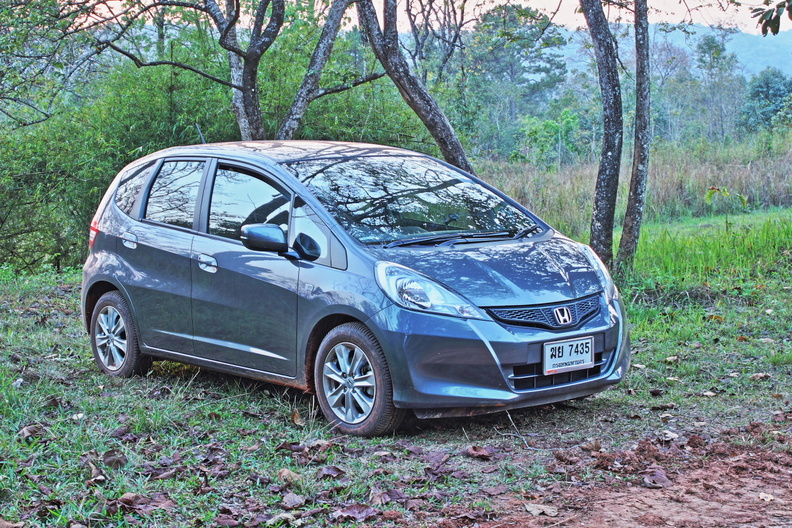 Le tour des parcs nationaux a été effectué grâce à cette petite Honda Jazz de chez Budget. Plus de 7000 kilomètres à travers la Thailande ont tout de même laissé quelques marques.
Ce véhicule est un peu bas pour certaines routes localement moins bien entretenues, et surtout pour les pistes. J'avais demandé une Vigo, mais aucun loueur n'en avait de disponible lors de mon passage a Bangkok!
Conséquence, à 2 ou 3 reprises je n'ai pas pu poursuivre la route jusqu'au bout et ai du rebrousser chemin. J'ai aussi touché le sol ou des rochers sur de mauvais passages, remplacé une petite pièce en plastique sous le chassis (merci à Honda Chiang-Mai, service parfait!) et malheureusement laissé plusieurs éraflures sous le véhicule (après tous ces chocs, j'ai fait lever le véhicule pour jeter un coup d'oeil avant de le rendre, et le train avant gauche était bien marqué, probablment par un rocher que je n'ai pas pu éviter sur une route de montagne, le carter était aussi marqué, la tôle de protection du pot d'échappement était tordue...). Heureusement le loueur n'a à ce jour pas demandé de compensation pour ces petites blessures, il faut dire que j'ai payé le prix fort pour l'assurance! honda_jazz.jpg