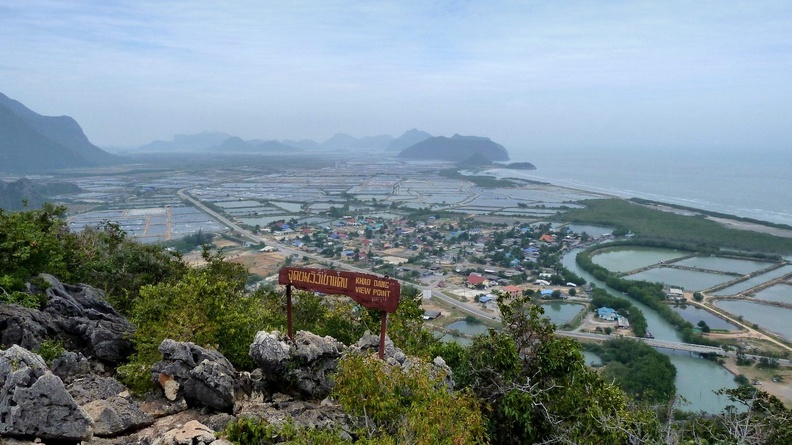 Point de vue sur le parc national - un peu brumeux. Vue vers le Nord. Des bassins pour crevettes occupent une partie du parc. La montée est assez raide et un peu dangereuse en sandalettes! huahin_03.jpg