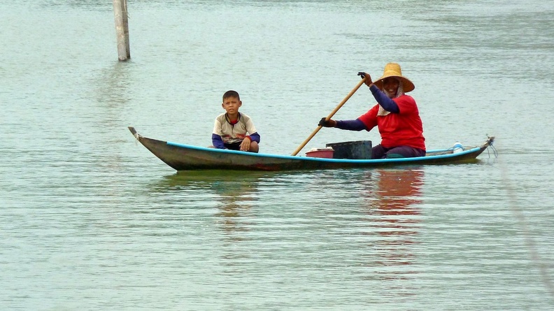 Sam Roi Yot, près de Hua-Hin, cette thaïlandaise et son fils utilisent son embarcation au ras de l'eau pour se déplacer dans les étangs (la plupart sont des fermes à crevettes). huahin_05.jpg