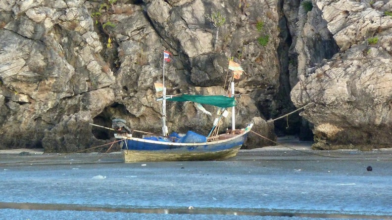 Ce long tail équipé pour la pêche est échoué à marée basse sur une plage de Sam Roi Yot près de Hua-Hin. Photo prise au crépuscule. huahin_07.jpg