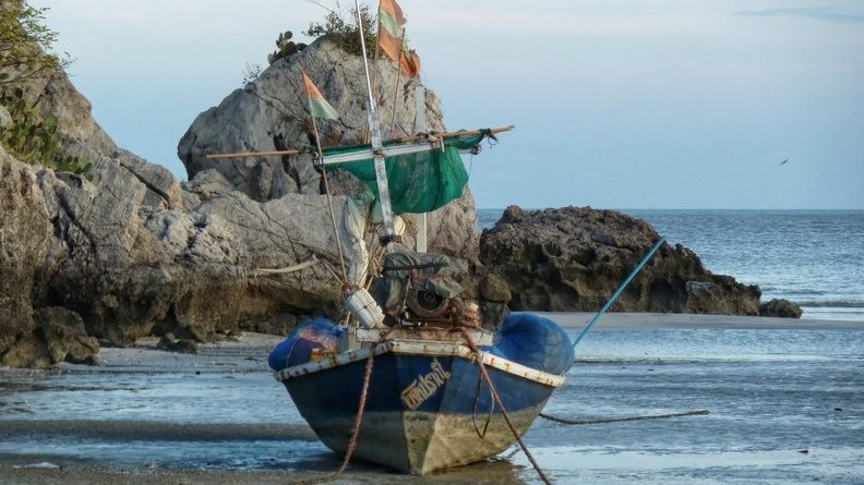 La nuit tombe, la marée monte. Ce long tail semble prêt pour la sortie de pêche noctune. huahin_11.jpg