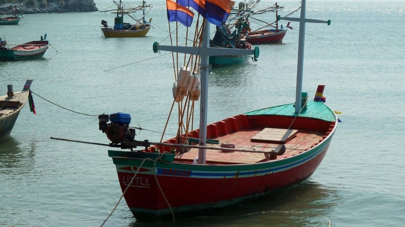 Dans cette petite baie du golfe de Thailande juste au Nord de Sam Roi Yot, au Sud de Hua Hin, les barques de pêche, plus larges que les long tails communs ailleurs en dans le pays, rappellent un peu les pointus méditerranéen. huahin_12.jpg
