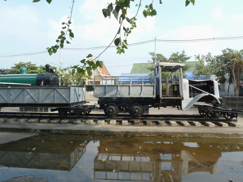 Ce camion adapté aux rails était sans doute utilisé durant la guerre, sur cette ligne rendue célèbre par le pont de la rivière Kwai dont la version actuelle est la principale attraction touristique de Kanchanaburi. kanchanaburi.jpg
