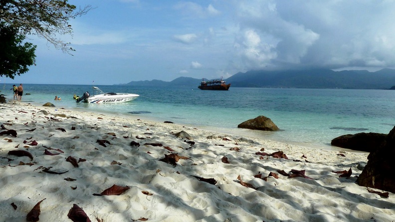 Petit îlot au sable blanc hyper fin, juste en face de Kai Bae et Klong Prao sur Koh Chang. En saison, la petite plage est rapidement envahie par les bateaux des resorts proches qui déversent les touristes pour un pic-nic et une petite nage avec tuba. Accès possible en kayak, mais quelques kilomètres à parcourir tout de même. kchang_03.jpg