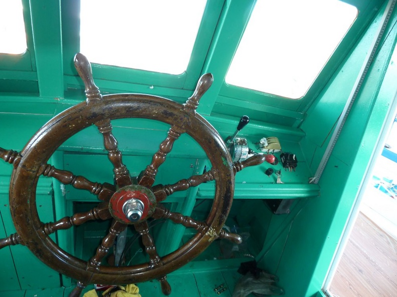 Ces bateaux partent pour des heures de navigation, des kilomètres au large, avec des dizaines de touristes à bord. Les équipements de sécurité sont malgré tout réduits à leur plus simple expression! kchang_20.jpg