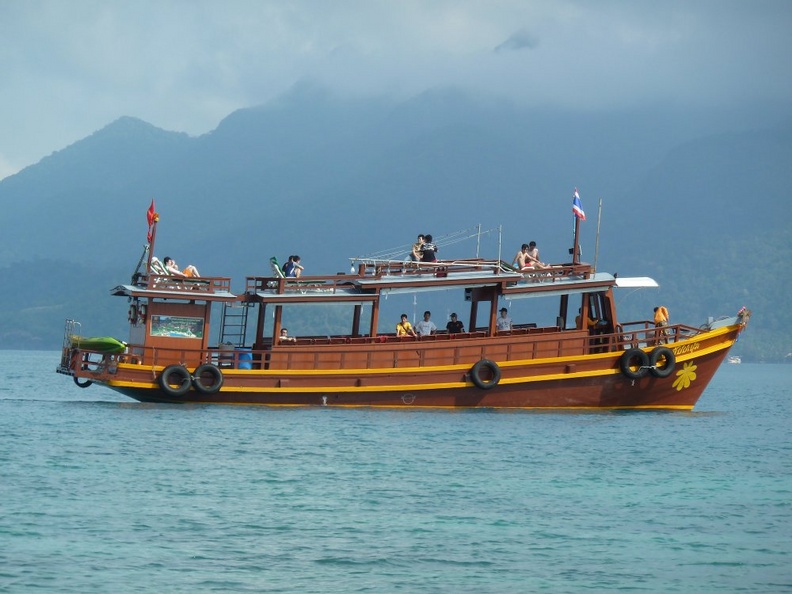 Koh Yuak, îlot à quelques kilomètres de Klong Prao à Koh Chang, est visitl tous les jours par de nombreux bateaux qui viennent débarquer quelques touristes sur la petite plage de sable fin et blanc! kchang_26.jpg