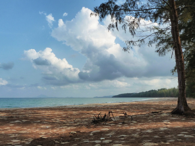 La plage à l'Ouest de Ko Lanta Noi, à moins d'un kilomètre de Saladan à vol d'oiseau. La plage est déserte à cause de très nombreux moucherons blancs qui piquent agressivement ! dans l'eau ou à l'intérieur au milieu des arbres, les insectes étaient moins nombreux. Pas mal d'oiseaux aussi. ko_lanta_noi.jpg