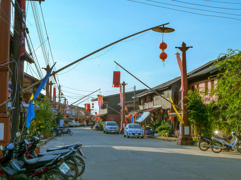 Le village historique de Koh Lanta. Peu de touristes, en général, bien que des possibilités de se restaurer ou de se loger existent, et que quelques expatriés vivent dans le coin. La différence avec Saladan est frappante! Old Town a beaucoup plus de cachet. koh_lanta_old_town.jpg