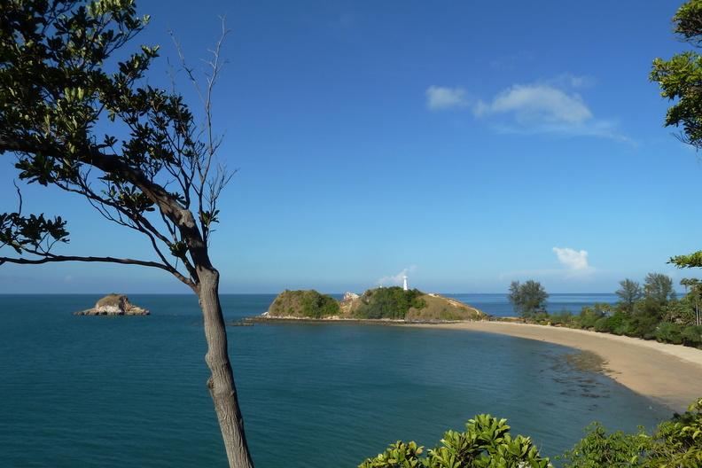 Vue vers l'ouest, le phare sud de Koh Lanta, aperçu depuis le cheminement qui traverse le petit parc national tout au sud de l'île. koh_lanta_south_point.jpg