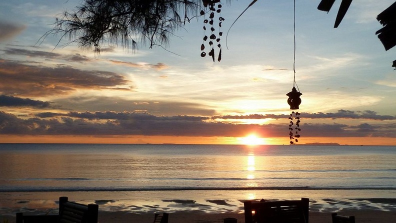 Coucher de soleil sur Koh Phayam, vue depuis un resort au Sud de l'île. kphayam_05.jpg