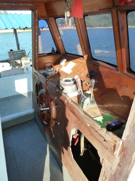 Vue du poste de pilotage de la navette qui relie Koh Phayam à Ranong. Equipement sommaire, mais le thé et l'alcool sont à portée de main, tout est donc paré! kphayam_19.jpg