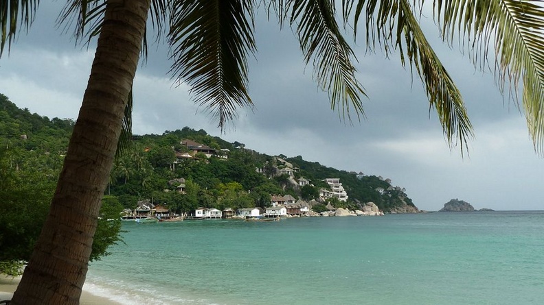 Depuis Thian Og Bay, où se trouvent des bungalows vitrés étonnants) avec vue sur Shark Island au loin. Les moniteurs de plongée racontent que des requins (à pointe noire ou qque chose comme ça) viennent chaque jour en fin d'après midi dans la baie aux requins. ktao_02.jpg