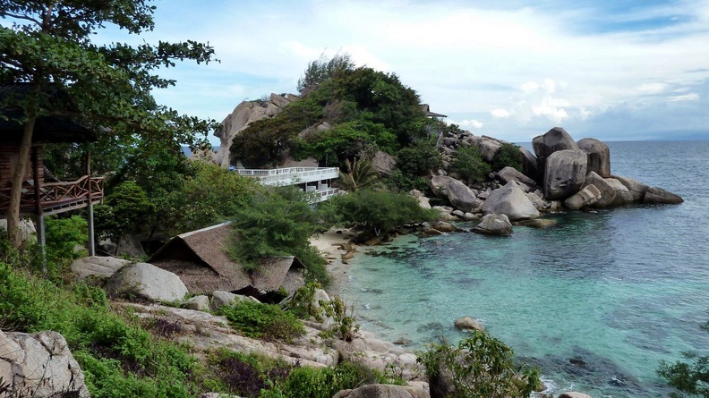 Ce petit resort isolé de Koh Tao est construit dans un endroit magique! Quelques bungalows sur les pentes très raides au milieu de la végétation, le petit hôtel blanc visible ici, une minuscule plage juste devant, et ces rochers si particuliers qui forment un petit cap! Mais la route d'accès était pratiquement impraticable et il était abandonné depuis quelques mois déjà fin 2010. ktao_05.jpg