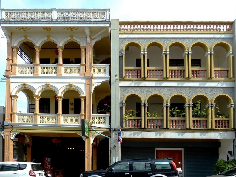 Maison dans le style sino-portugais traditionnel à Phuket Town, à gauche, et réplique récente qui reprend les mêmes lignes, à droite. maison_phuket_town_3.jpg