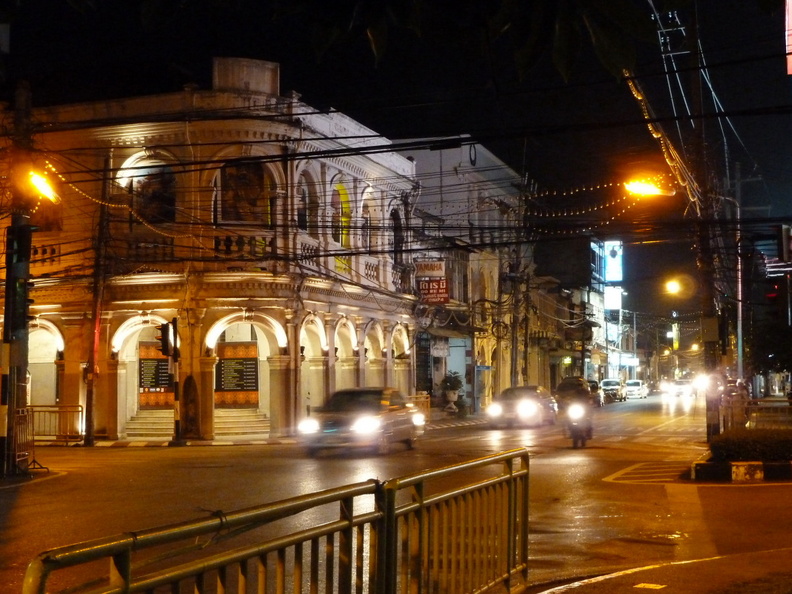 Cette petite ville est presque plus agréable à regarder la nuit, avec les éclairages colorés. De jour, le soleil révèle les dégâts que la chaleur et l'humidité font rapidement subir à toutes les peintures. phk_01.jpg