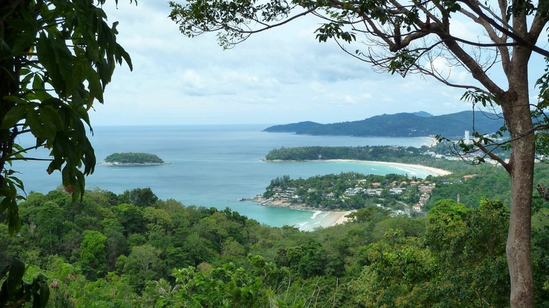 Le promontoire sur la Lemmamumnai Road au Sud-Ouest de Phuket permet d'avoir un bon point de vue sur toute la partie touristique de Phuket, avec successivement les plages de Kata, Karon, Patong, Kamala! phk_10.jpg
