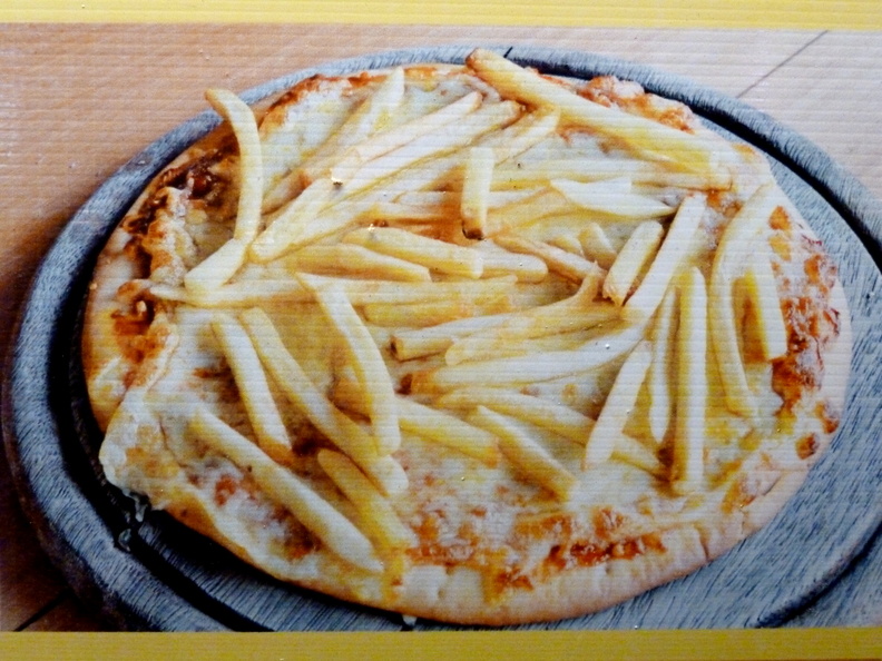 Pour Chevallier et Laspallès... vu à Krabi! Ce n'est pas un gag, le plus drôle est que j'ai vu des touristes commander une pizza accompagnée d'un plat de frites dans d'autres établissements, où la pizza pommes de terre n'est pas au menu. Avec 2 bières, bien entendu. pizza_pommes_de_terres_krabi.jpg