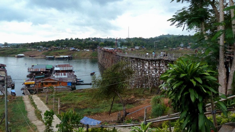 Vue du pont en bois Uttamanuson qui mène aux villages Môn et des habitations flottantes aux alentours. sangklaburi_01.jpg