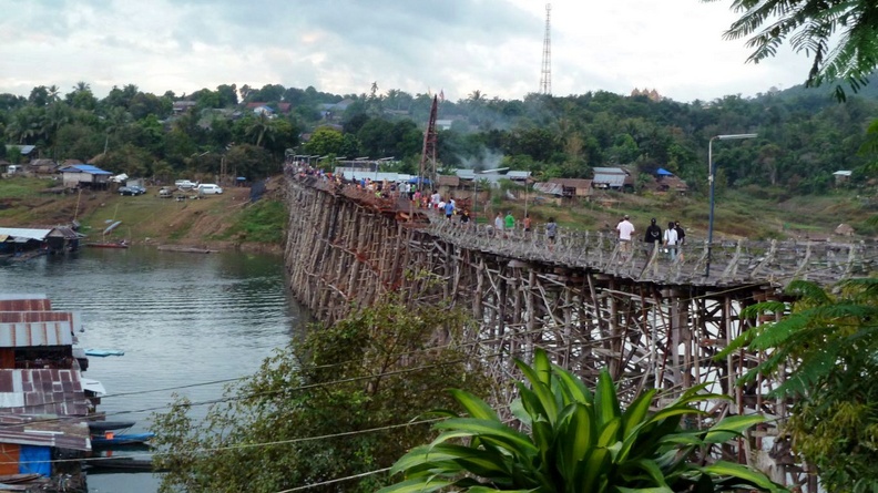 Une des attraction de Sangklaburi, le pont en bois Uttamanuson qui mène aux villages Môn. La région est surtout visitée par des Thailandais qui viennent se reposer près du Lac pendant le week-end. sangklaburi_02.jpg