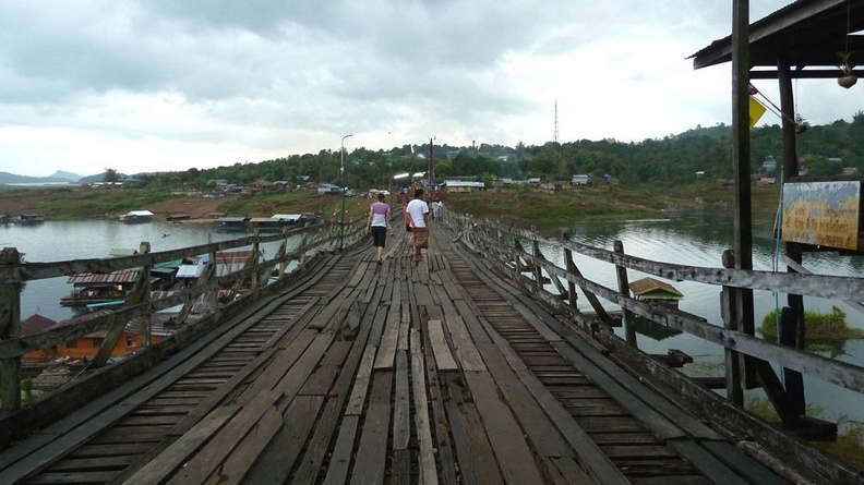 Nommé Uttamanuson Bridge ou Saphan-Mon, ce pont en bois serait le plus long pont en bois de Thailande. Il enjambe la rivière Songkaria et le lac de Sangklaburi et relie la partie plus moderne de la petite localité aux villages de l'ethnie Môn. sangklaburi_04.jpg