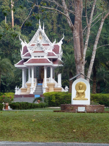Petite chapelle au début des escaliers qui mènent au temple de Wat Tam Pa Plong, à proximité de Doi Chiang Dao. wat_tam_pa_plong_parking.jpg